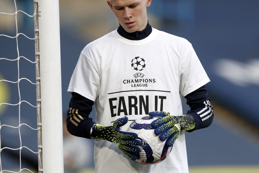 Squawka_Live's tweet photo. Leeds players warm up in their ‘Earn it’ and ‘Football is for the fans’ t-shirts. https://t.co/tmwF6u84qZ