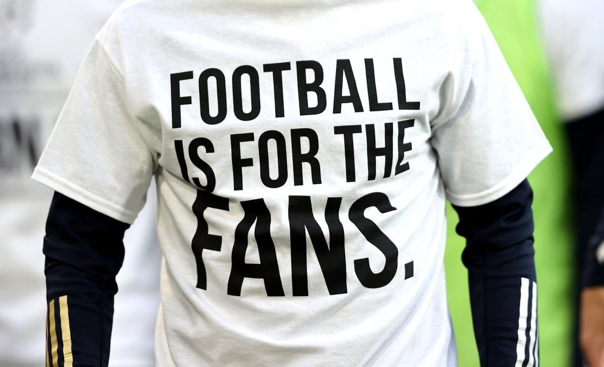 Squawka_Live's tweet photo. Leeds players warm up in their ‘Earn it’ and ‘Football is for the fans’ t-shirts. https://t.co/tmwF6u84qZ