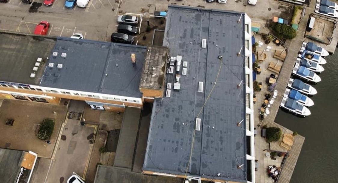 TopsealSystems's tweet image. Great work from Norfolk Flat Roofing Solutions who have applied Topseal PU to 700m2 of a hotel roof in Wroxham. Their customer is now enjoying the peace of mind that comes with a guarantee lasting decades. #grproof #commercialroofing #topseal
