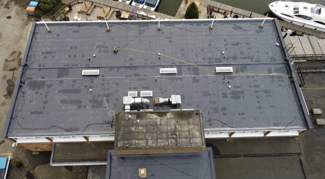 TopsealSystems's tweet image. Great work from Norfolk Flat Roofing Solutions who have applied Topseal PU to 700m2 of a hotel roof in Wroxham. Their customer is now enjoying the peace of mind that comes with a guarantee lasting decades. #grproof #commercialroofing #topseal