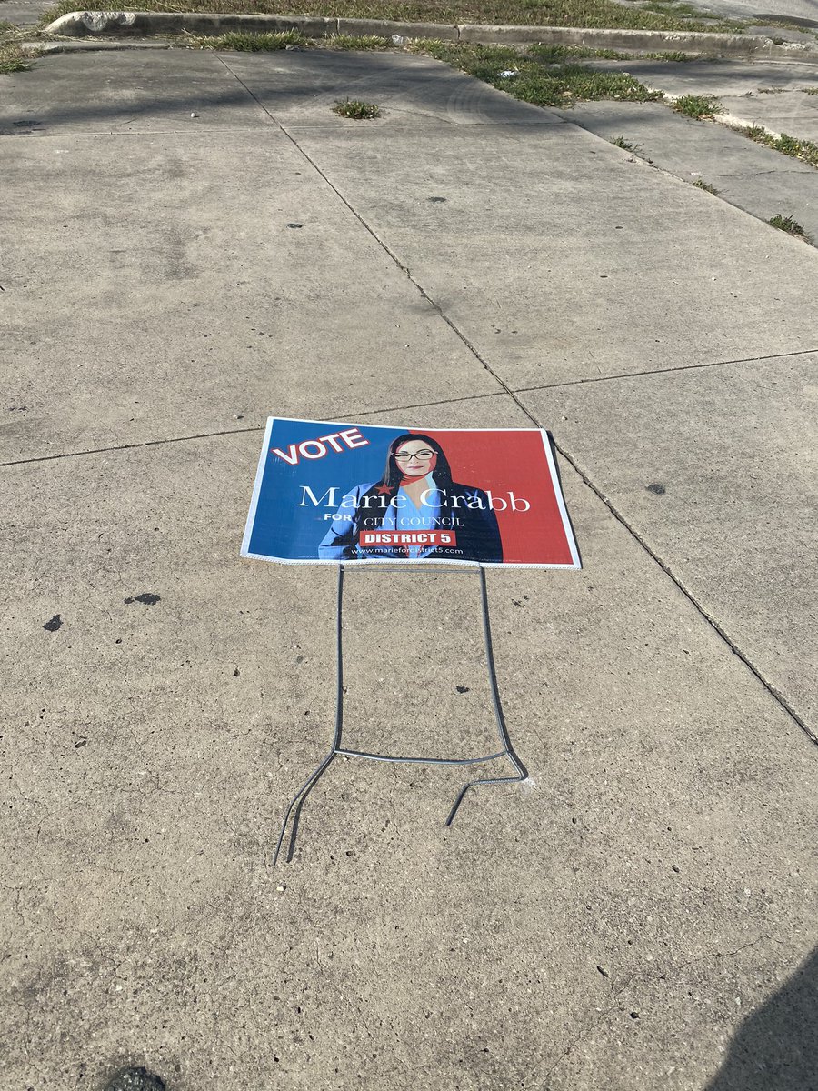 MarieMCrabb's tweet photo. #SignsDontVote 

But all the people’s doors who I have knocked on for the past 5 months - DO! 😉 https://t.co/qTwkbmcbmt
