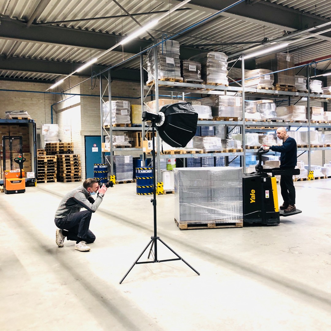 Psssst....hebben we je al verteld dat we met een heel gaaf videoproject bezig zijn? We kunnen er in juni pas meer van laten zien, want het is nu nog #topsecret. Maar hier zie je alvast een van de hoofdrolspelers die door fotograaf <a href="/koenmol/">Koen Mol</a>  wordt vereeuwigd op de filmset.