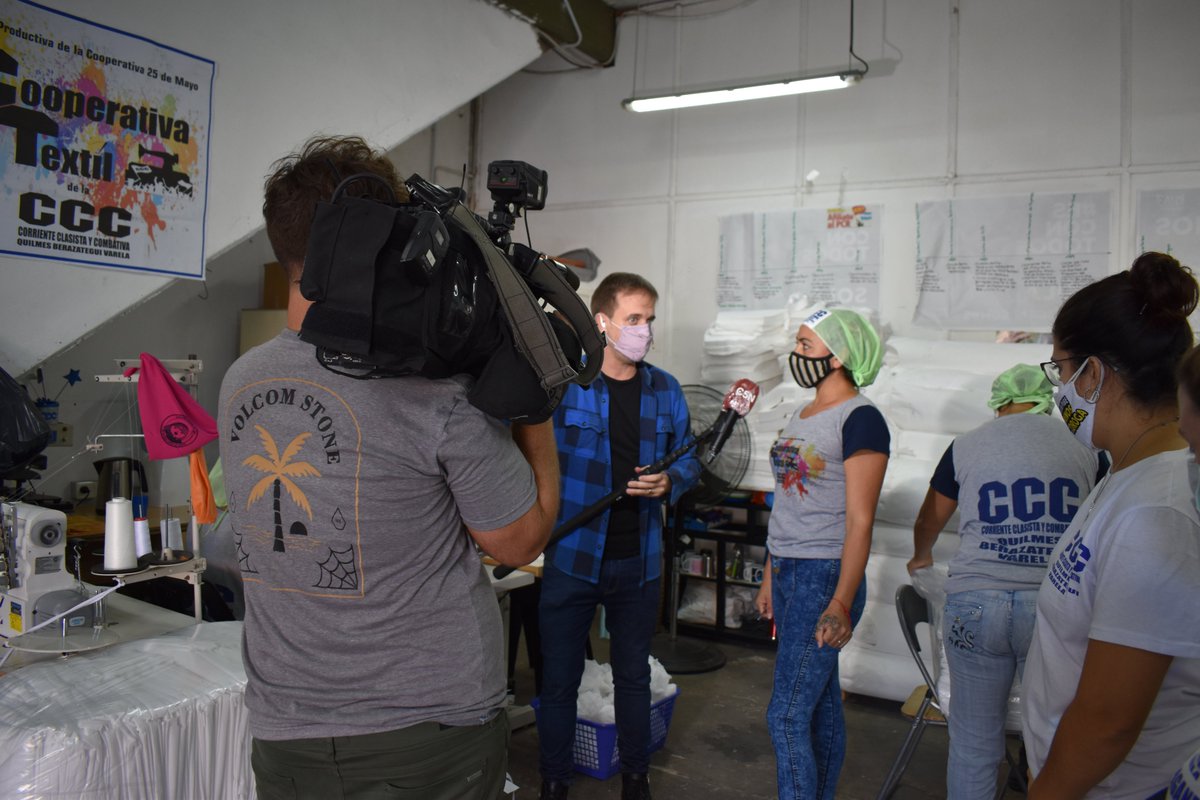 Notipopulares_'s tweet photo. La entrevista fue sobre la confección de Kits Sanitarios que nuestras textiles, junto con @MovimientoEvita, proveen los hospitales de Bs. As. de camisolines, cofias y tapa botas para seguir la lucha contra el #COVID19 @C5N @justolamas @JCAlderete_CCC #CorrienteClasistayCombativa https://t.co/ZDcZwAimVX