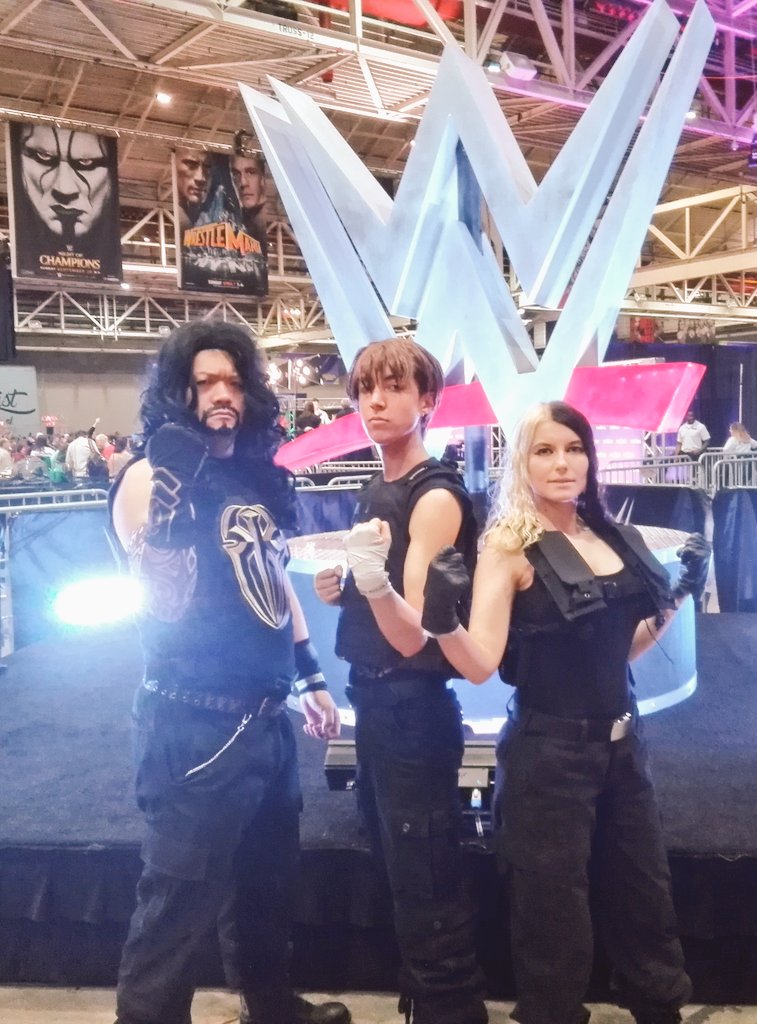 #見た人もなにか無言で3人組をあげる
#WWE #TheShield #WrestleMania34