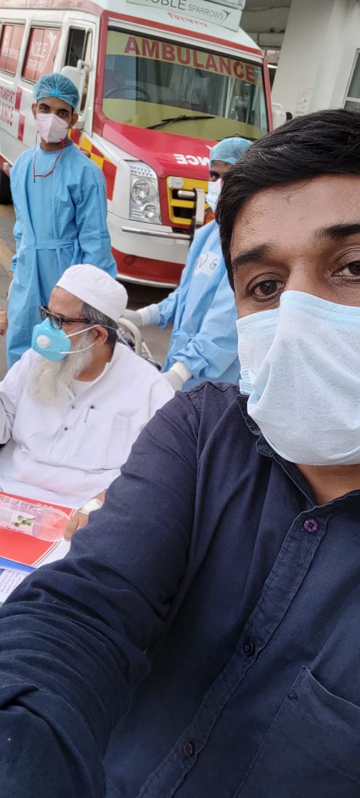 انتہائی مسرت کا منظر ہے کہ حضرت مولانا محمود اسعد مدنی, جنرل سکریٹری جمعیۃ علماءہند، اللہ تعالیٰ کے خصوصی فضل و کرم اور پوری ملت مسلمہ کی دعاؤں کی بدولت صحت یاب ہوکر ہاسپیٹل سے لوٹ چکے ہیں۔
سبھی دعا گو احبابِ گرامی قدر کا بہت بہت شکریہ۔ مزید دعاؤں کی درخواست ہے۔