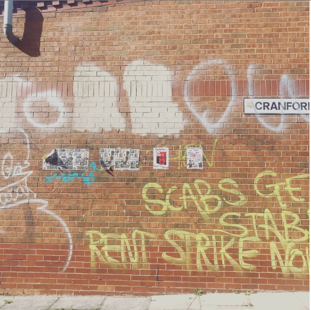 Graffiti is a social barometer, a reflection of a febrile  political ecology. In Stepney, Whitechapel and Shadwell non aligned voices and oppositional currents become discernible, a shadow discourse emerges in an array of registers. instagram.com/lauragraceford/
#TowerHamlets #E1