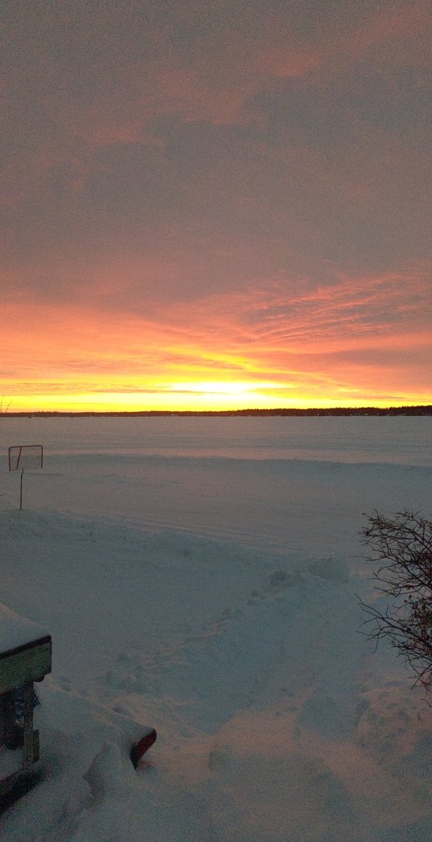 nellyhocus's tweet photo. Ice fishing sunrises &amp; sunsets over the last couple months🌞 https://t.co/NBXoV8kcFc