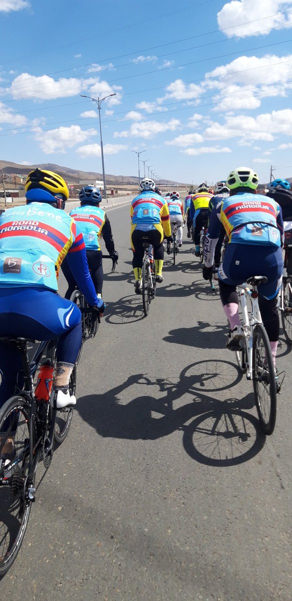 Яаж гялс лаг биетэй болох уу? - Үгүй дээ, насан туршийн дасгал хөдөлгөөн.

Яаж гялс баяжих уу? - Үгүй дээ, насан туршийн хөдөлмөр.

Яаж гялс хэл сурах уу? - Үгүй дээ, насан туршийн суралцахуй.

Гялалзуулчих гээд байдгаа л больцгооё.