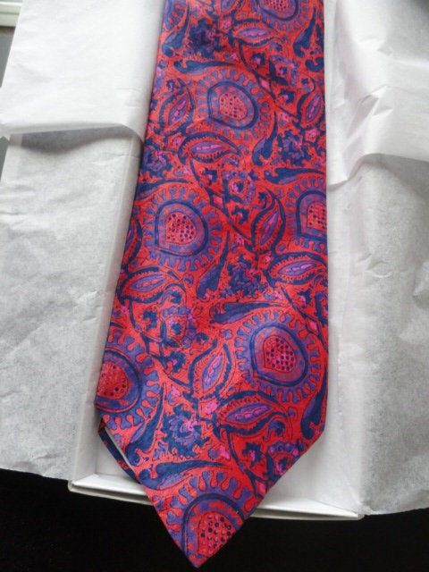 zetsvintage's tweet photo. Excited to share the latest addition to my #etsy shop: Vintage Men’s KIPPER Bright Purple Red Paisley Tie Campus Corners 100% Silk NWOT https://t.co/H0WfnVyBoc #purple #red #avantgarde #vintage #menstie #newwithouttag #designertie #vintage1970s #allsilk https://t.co/T3rwUux4AU