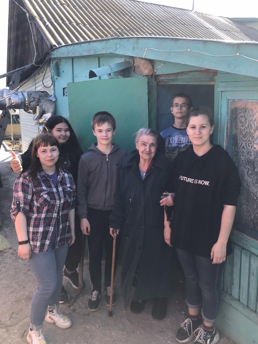 SrcOkt's tweet image. Волонтеры нашего Центра продолжают делать добрые дела. Ребята провели акцию &quot;Поможем нашим ветеранам&quot;. Воспитанники помогли пожилым людям в уборке приусадебных участков и помыли окна.
#ВесенняяНеделяДобра