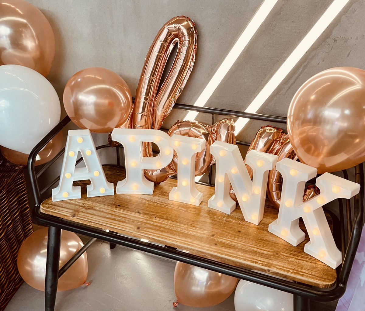 apinkbar_'s tweet photo. 🎉에이핑크 데뷔 10주년 축하하기 위해🎉
중국 광저우 한 ���페에 진행된 데뷔 10주년 기념 카페☕️ 이벤트! 
먼 길에서도 찾아준 중국 판다들 고마워❣️

#에이핑크_데뷔_10주년_축하해
#판다가_에핑의_영원이_돼줄거야 https://t.co/NmguUxxbj1
