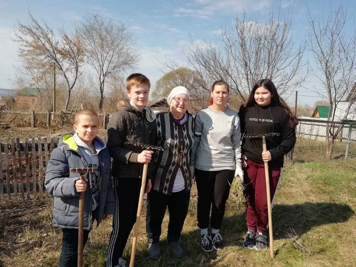 SrcOkt's tweet image. Волонтеры нашего Центра продолжают делать добрые дела. Ребята провели акцию &quot;Поможем нашим ветеранам&quot;. Воспитанники помогли пожилым людям в уборке приусадебных участков и помыли окна.
#ВесенняяНеделяДобра