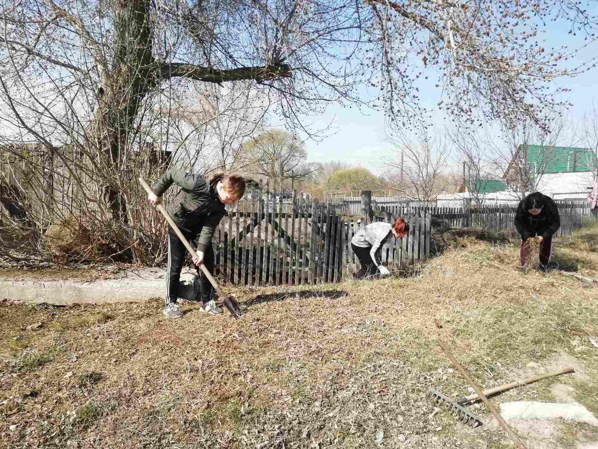 SrcOkt's tweet image. Волонтеры нашего Центра продолжают делать добрые дела. Ребята провели акцию &quot;Поможем нашим ветеранам&quot;. Воспитанники помогли пожилым людям в уборке приусадебных участков и помыли окна.
#ВесенняяНеделяДобра