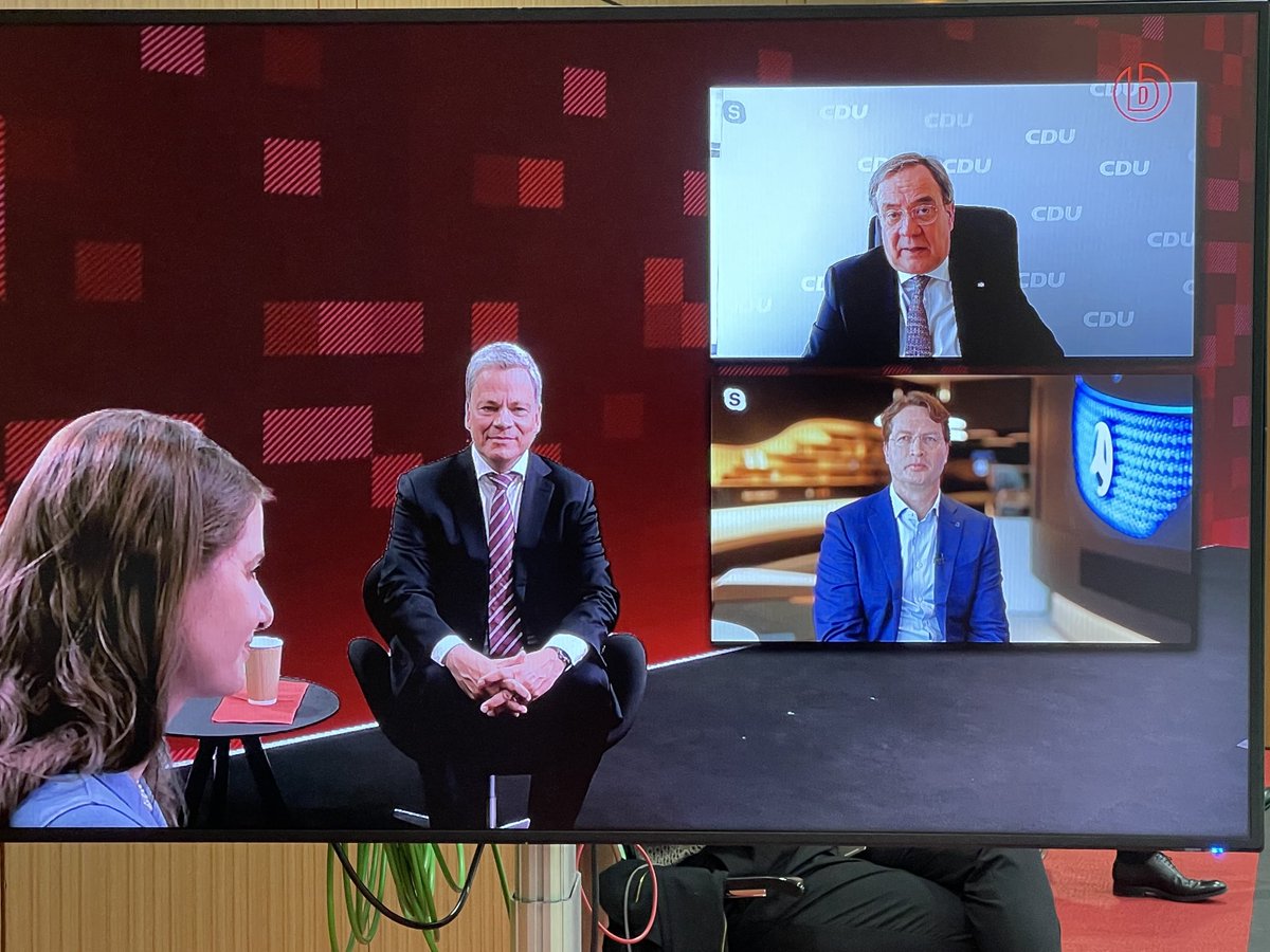 Trotz Stress im Job. ⁦<a href="/ArminLaschet/">Armin Laschet</a>⁩ ist da. Per Liveschalte, aber dennoch. Toll! Er diskutiert gerade live mit Daimler-CEO ⁦<a href="/OlaKaellenius/">Ola Källenius</a>⁩ und Commerzbank-Chef Manfred Knof über mehr #Aufbruch zu Wachstum und Beschäftigung ⁦<a href="/bankenverband/">Bankenverband</a>⁩