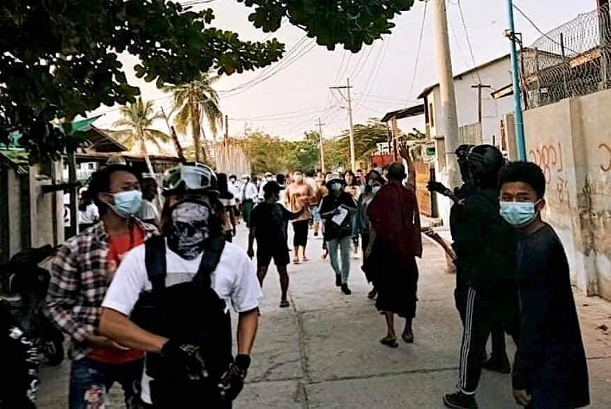 The junta forces deliberately rammed the car into peaceful motorbike protesters in Mandalay this morning. One young lady was killed in car crash and another one was fatally shot. 
More than 10 protesters abducted and tortured. 
#WhatsHappeningInMyanmar
#Apr19Coup 
#WeSupportNUG