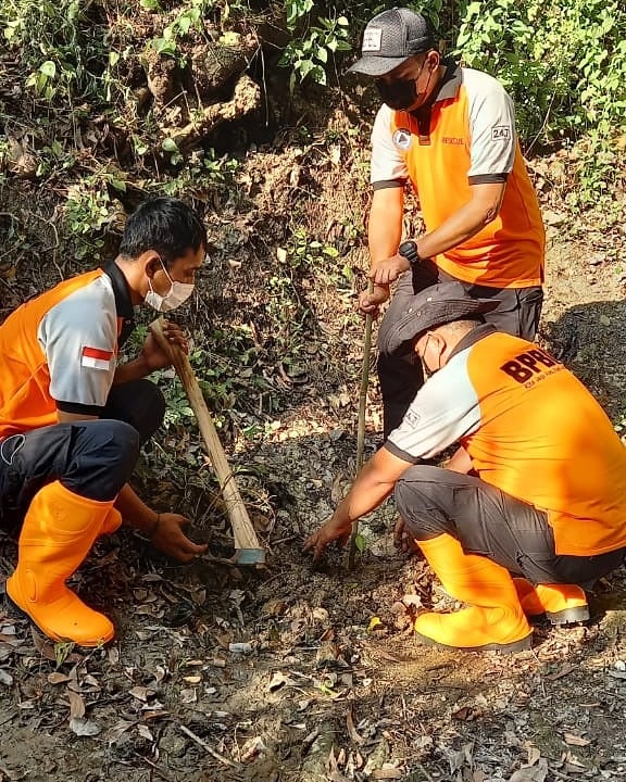 bpbd_sragen's tweet photo. Haiii Sobat Tangguh Yang ada di Kabupaten Sragen, berikut ini kami sajikan rangkuman Kegiatan Penanaman Pohon Dalam Rangka Pengelolaan Risiko Bencana BPBD Kabupaten Sragen Tahun 2021 Bersama Perangkat Desa Setempat, Warga Dan relawan PB

@BNPB_Indonesia 
@BPBDProvJateng https://t.co/ItezTYZSK0