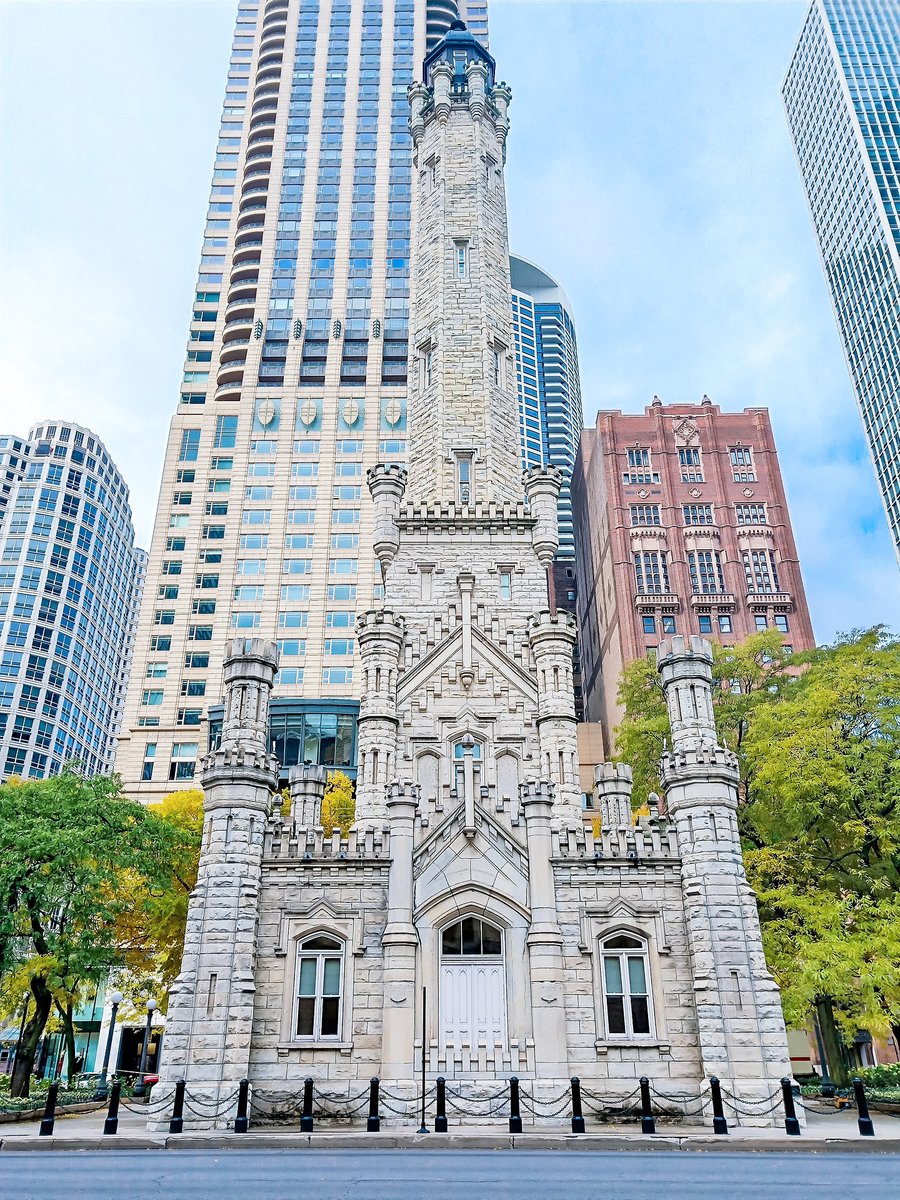 ChicagoClothCo's tweet photo. 😀The tower is located at 806 North Michigan Avenue along the Magnificent Mile shopping district in the Near North Side community area of Chicago, Illinois in a small park, the Jane M. Byrne Plaza.

#chicagoclothingcompany 

 🌐 https://t.co/SRhhyQHnsn https://t.co/Uj0fSTepZI