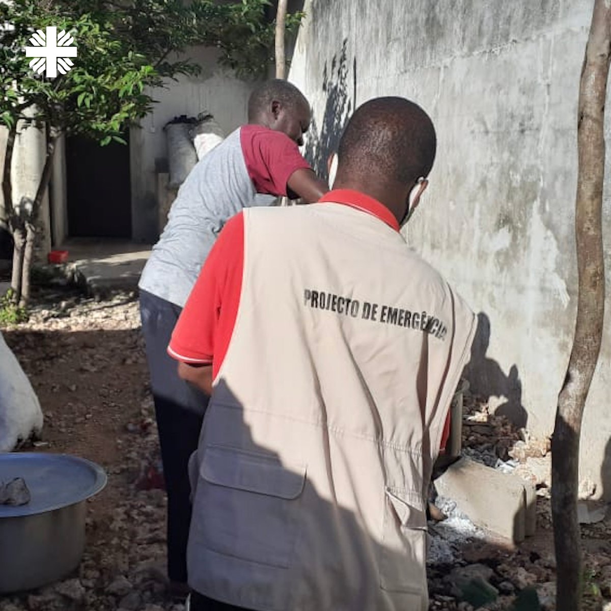 caritaspt's tweet photo. A Cáritas Diocesana de Pemba não dispõe de fundos próprios  e, por isso, conta com o apoio dos nossos parceiros para podermos responder às necessidades das pessoas a que estamos a assistir. Saiba mais como sobre o trabalho da Cáritas em Cabo  Delgado em https://t.co/DpwYvYgxee . https://t.co/bRscyt5dqz