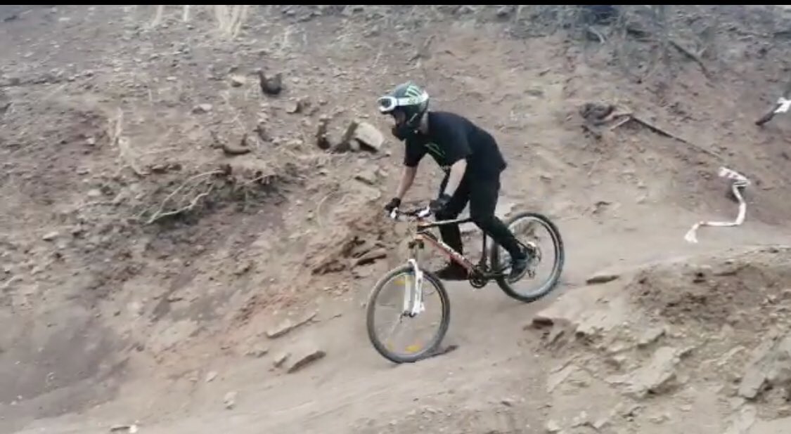 FroagD's tweet image. En algún futuro voy a hacer un casco de Holy y voy al cerro con ese casco 😂😂