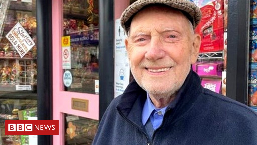 Rawtenstall crash: Tributes to man who died after being hit by van dlvr.it/Ry03R4