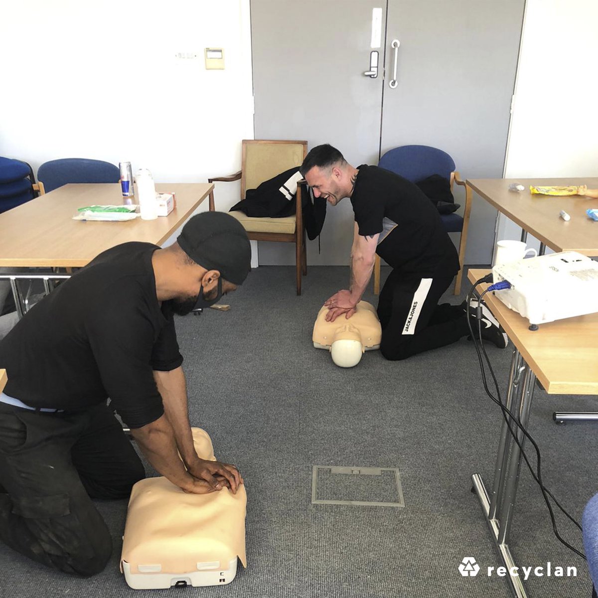 Recyclan_'s tweet photo. Employee First-Aid training at our UK facility.

#beatplasticpollution #saynotoplasticwaste #plasticrecycling #plasticfreeocean #ecowaste #zerowasteliving #endplasticpollution #recyclewithrecyclan #recycling #sustainability https://t.co/1ZJTTAKsEX