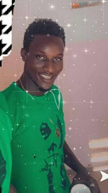 Waangrin's tweet photo. Cheikh Wade,drapeau du Sénégal en main, est abattu froidement  d'une balle dans la tête par un policier aux Parcelles Assainies le 08 mars 2021. 
Son meurtrier est toujours libre. 

Plus de 14 morts lors de la répression meurtrière au Sénégal  @Macky_Sall @PR_Senegal #FreeSenegal https://t.co/CALWFkVDya