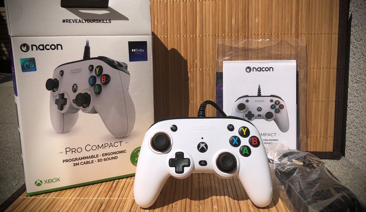 SuccesOneFr's tweet image. Sobrement nommée &quot;Pro Compact&quot; cette manette filaire de @NaconFR compte bien essayer de faire de l&apos;ombre à la manette d&apos;origine, mais que vaut-elle vraiment ? 
#Nacon #NaconProCompact #Xbox #Controller

succesone.fr/avis-manette-n…
