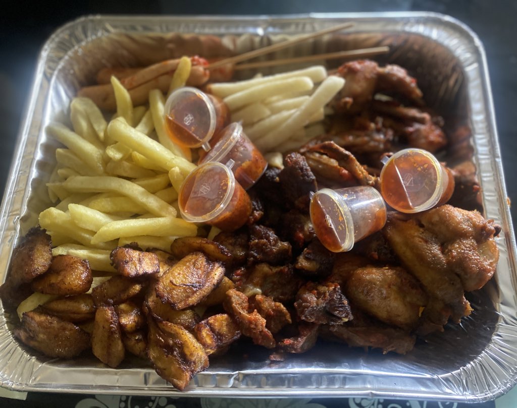 Ojojuskitchen's tweet image. Our 10k platter which consists of 10 chicken wings,5 sausages,peppered gizzards,peppered meat, fried yams,French fries and plantain.
#unilorindecides21
#NothingMissing #TECNOSpark7P