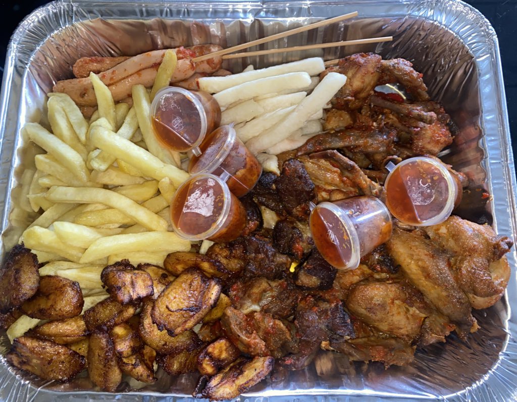 Ojojuskitchen's tweet image. Our 10k platter which consists of 10 chicken wings,5 sausages,peppered gizzards,peppered meat, fried yams,French fries and plantain.
#unilorindecides21
#NothingMissing #TECNOSpark7P