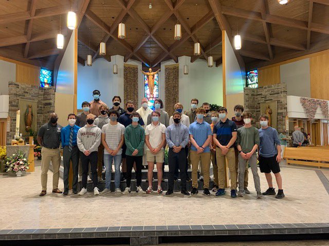 dchstrack's tweet photo. They guys attended Mass as team yesterday evening at Sacred Heart. Great way to start the week! #PursuingExcellence https://t.co/IltwVvKu2K