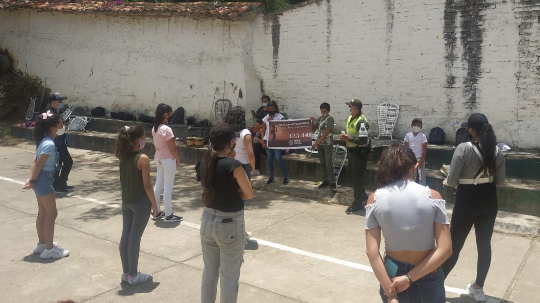 PoliciaStander's tweet photo. ¡El reclutamiento ilícito es un delito en Colombia! En Santander promovemos el respeto por los derechos de los niños niñas y adolescentes, buscando protegerlos para que su niñez, sea plena y armoniosa. #JuntosPorLaNiñez #EINFA #SinReclutamiento https://t.co/6hEKhnYhEw