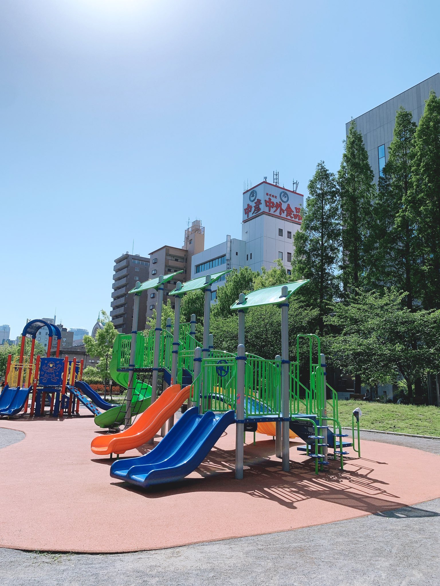 嫁タカ 子供が自分に出来たから気づいた 笑 前は気づかなかった 銀座の公園 東銀座近くだったかな ビルとビルの間の道にかなり広い公園がありました ゴミも落ちてないですし 遊具も綺麗 使っている人がみんなきちんとしているんだな と