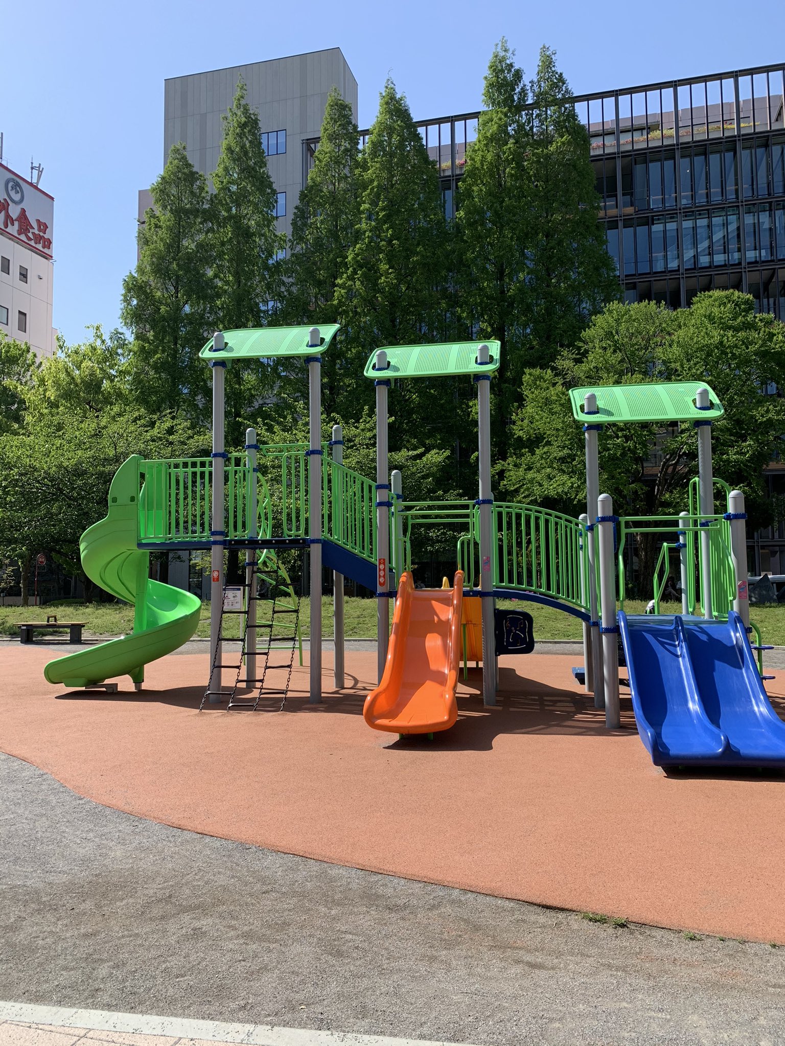 嫁タカ 子供が自分に出来たから気づいた 笑 前は気づかなかった 銀座の公園 東銀座近くだったかな ビルとビルの間の道にかなり広い公園がありました ゴミも落ちてないですし 遊具も綺麗 使っている人がみんなきちんとしているんだな と