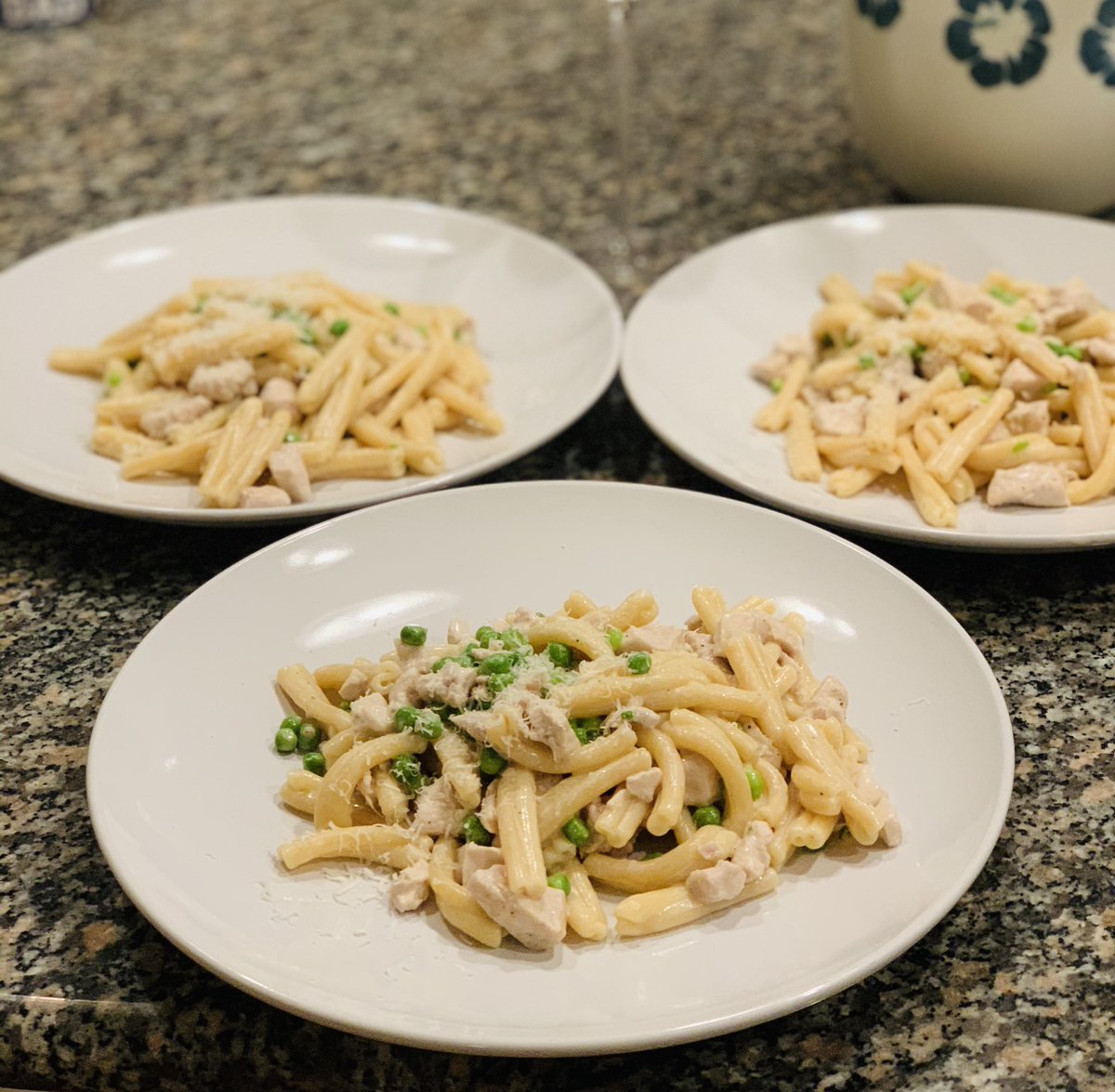 Ladies and gentlemen Le Casereccie #pasta with chicken and petit pois 😋 absolutely delicious and comfortable food 🥰 I could eat them 3 times paper day 🤣🤣🤣 #Foodie #MondayMotivation #Gourmet #Food #CookingPasta #CookingWithThomas #italianfood