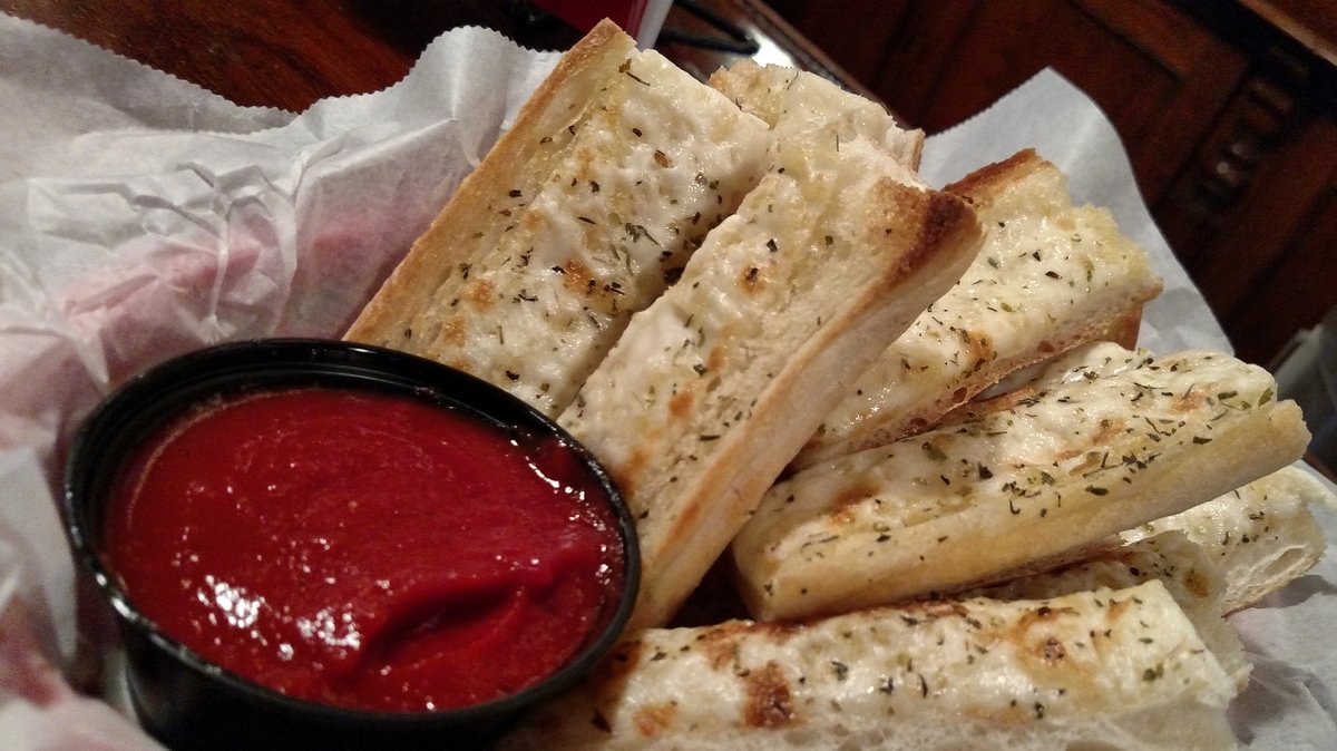 It’s National Garlic Day 🧄 
Who doesn’t love our delicious garlic bread as a munchie! Don’t forget you can put garlic on any pizza and you can substitute garlic bread on your Italian beef!