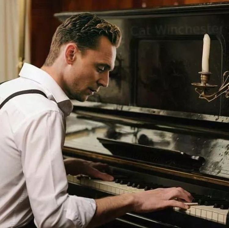 Стоять около рояли. Tom Hiddleston Piano. Парень пианист. Мужчина за пианино. Парень за фортепиано.