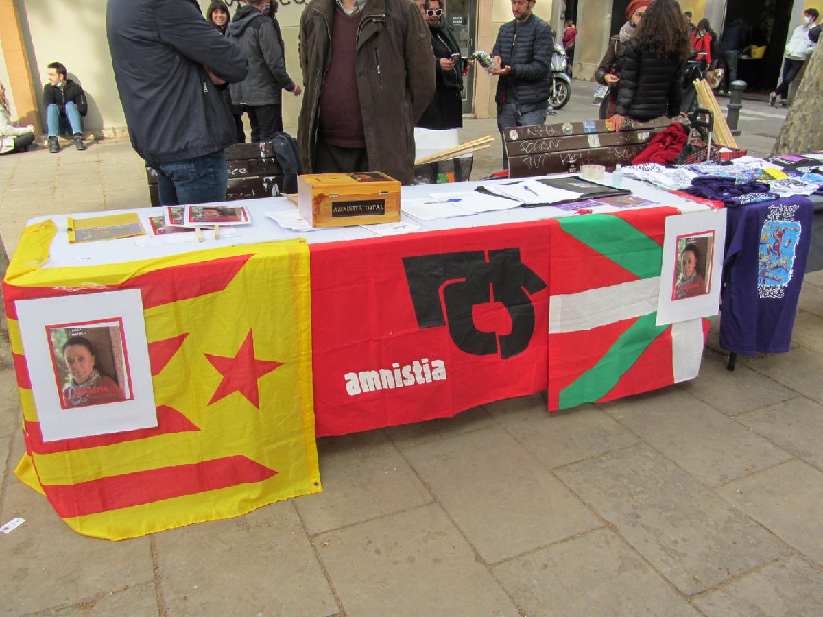 Imatges del acte del passat 17 d'abril a Gràcia en motiu del dia internacional del pres polític, on van parlar les companyes Àngela i Marina del Comitè de suport a Lola, i on varem recollir signatures de la nova campanya en defensa de Lola