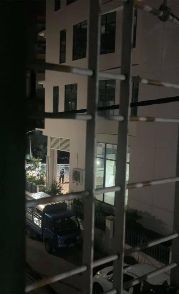 A large explosion was heard near Kamaryut YCDC office during curfew time around 9:15 pm while no civilian was out. Junta arrived there after the blast, inspecting nearby places, destroying cctvs and swearing offensively.
#Apr19Coup
#CrimesAgainstHumanity
#WhatsHappeningInMyanmar