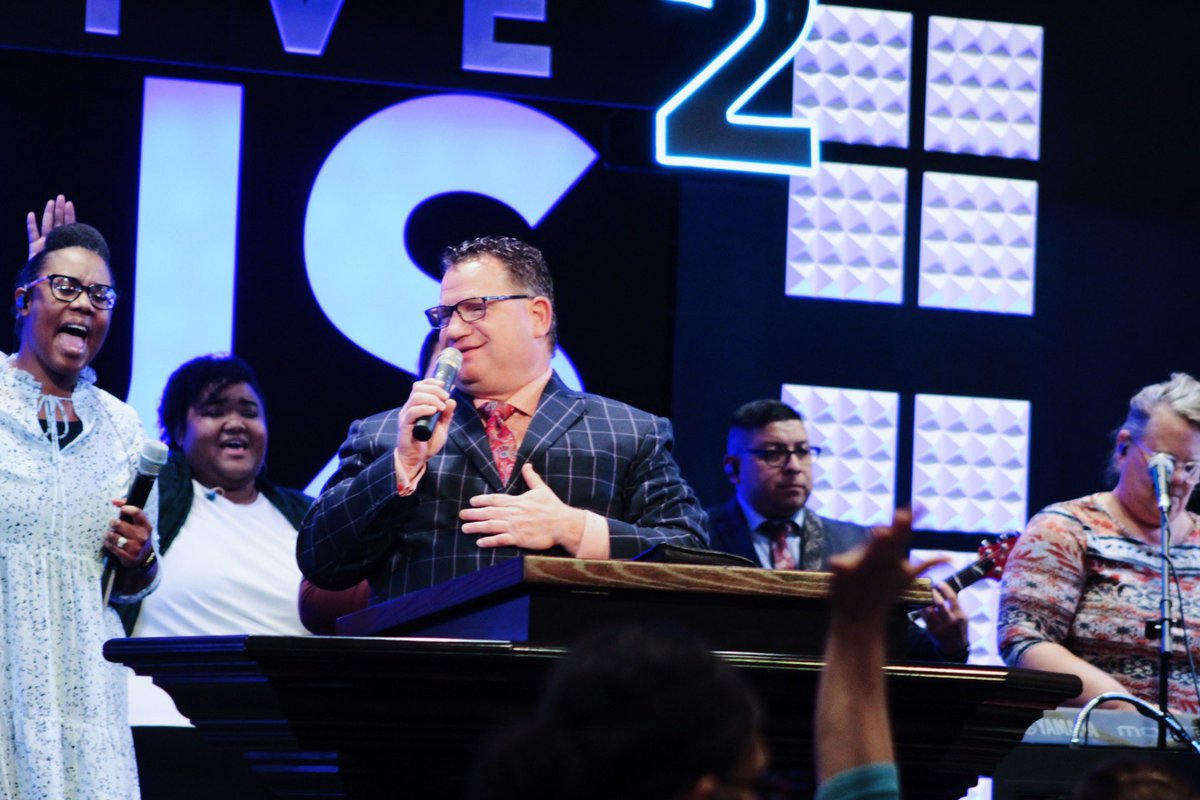 ThePOFW1's tweet image. Nothing but SMILES around The POFW after a Mighty Weekend! 

Thank you @The_Merry_Man for a timely word during Fire2!

#thepofw #liveJesus #giveJesus #pofwfire2 #smile #sundaynightchurch