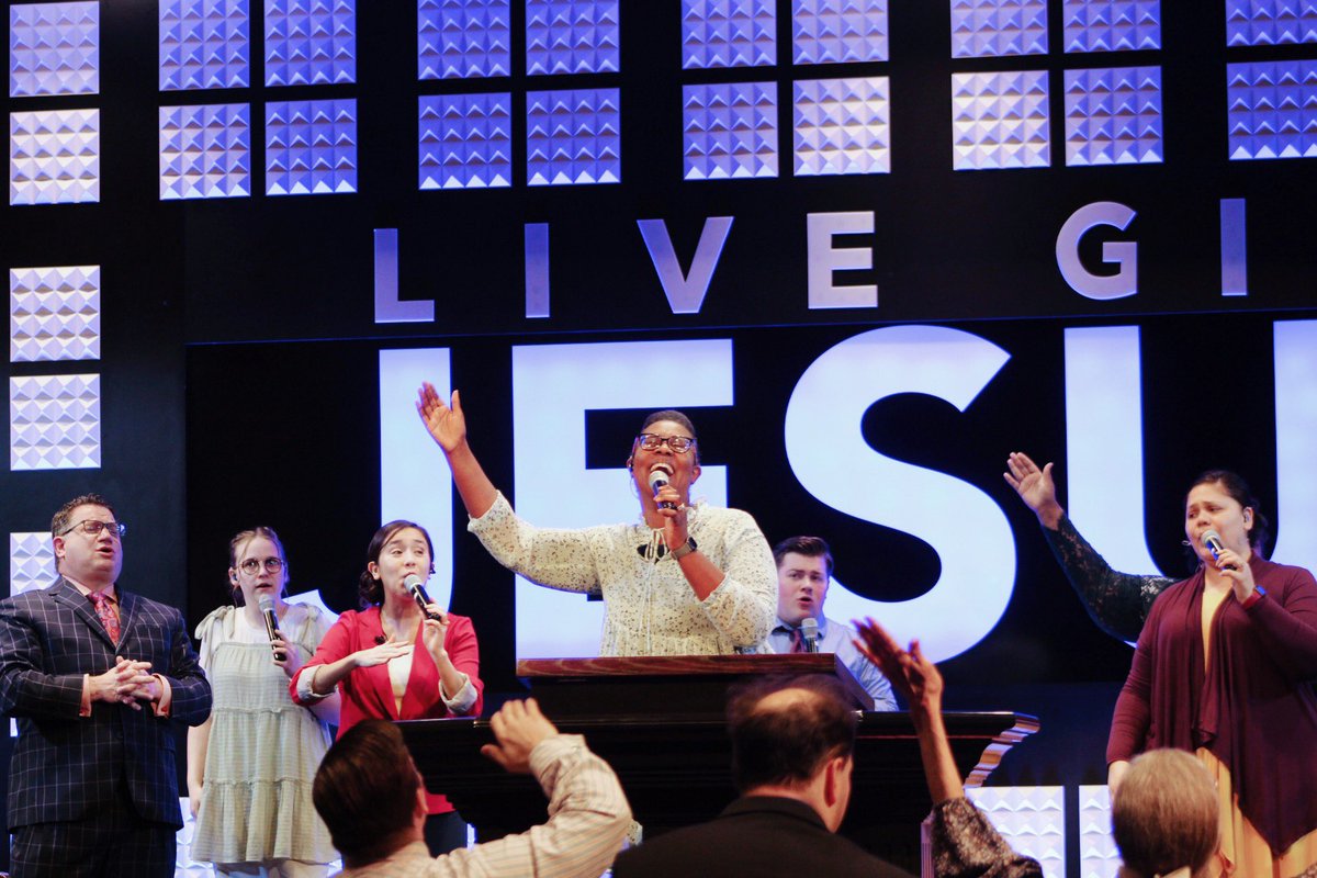 ThePOFW1's tweet image. Nothing but SMILES around The POFW after a Mighty Weekend! 

Thank you @The_Merry_Man for a timely word during Fire2!

#thepofw #liveJesus #giveJesus #pofwfire2 #smile #sundaynightchurch