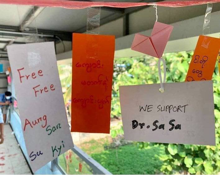 2021Revtweets's tweet photo. Anti-regime slogans were written on colorful paper and staged a protest near Yangon University by youths. One of slogans said “You will die twice if you are afraid. Don’t hide anymore and come out”.
#Apr19Coup
#CrimesAgainstHumanity
#WhatsHappeningInMyanmar https://t.co/81SZAzuaWI