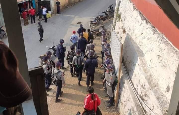 Terrorists abducted at least 4 civilians including two young women while they are on their way to homes. Happened at Falam-Hakha road.
#WhatsHappeningInMyanmar 
#Apr19Coup 
#ReleaseTheDetainees