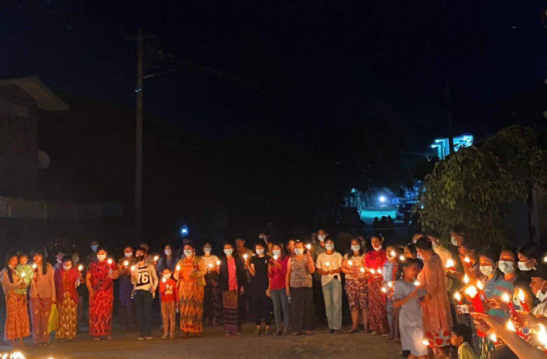 Night strike with candlelights in SaiTaung Village, Hpakant Tsp.
#Apr19Coup
#CrimesAgainstHumanity
#WhatsHappeningInMyanmar