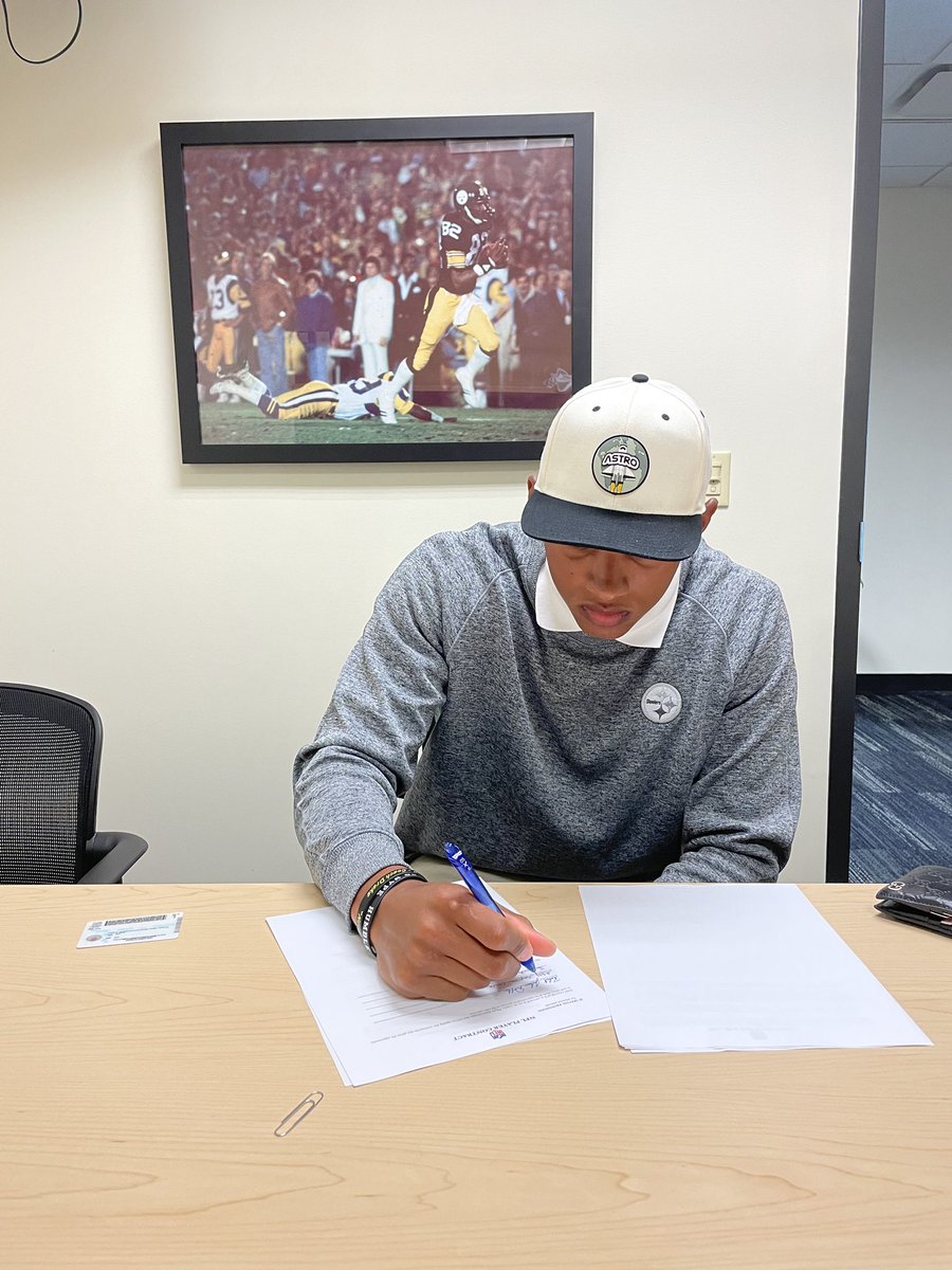 Official pen to paper. Five for #5! #HereWeGo 🏈🚀