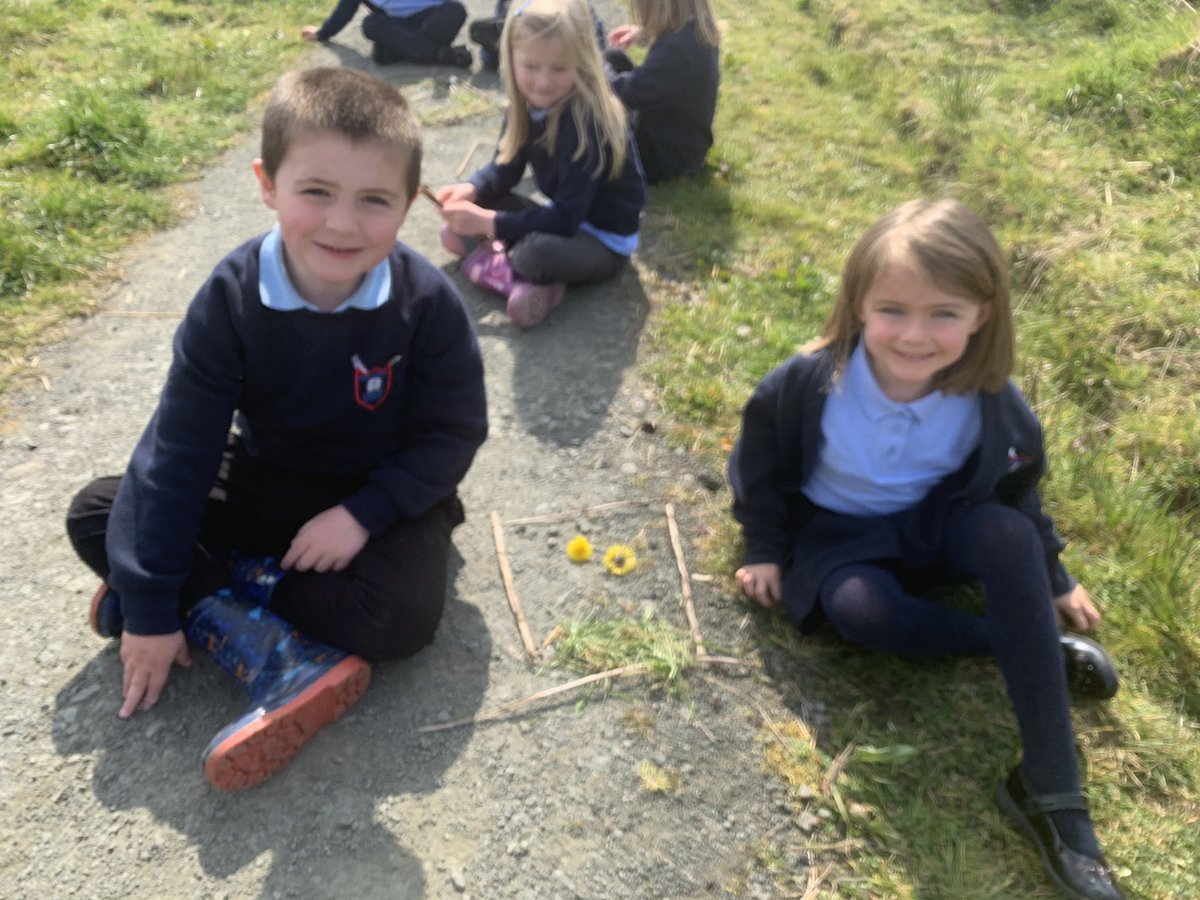 greenriggps1's tweet image. This afternoon we headed to the forest and made different weather pictures using natural materials. We enjoyed being outside in the sun and exploring too. #outdoorlearning #learningatitsbest