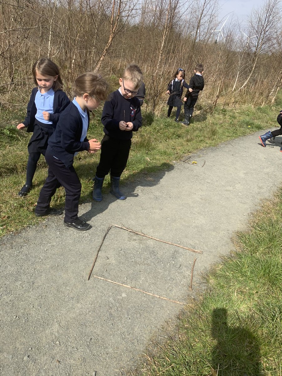 greenriggps1's tweet image. This afternoon we headed to the forest and made different weather pictures using natural materials. We enjoyed being outside in the sun and exploring too. #outdoorlearning #learningatitsbest