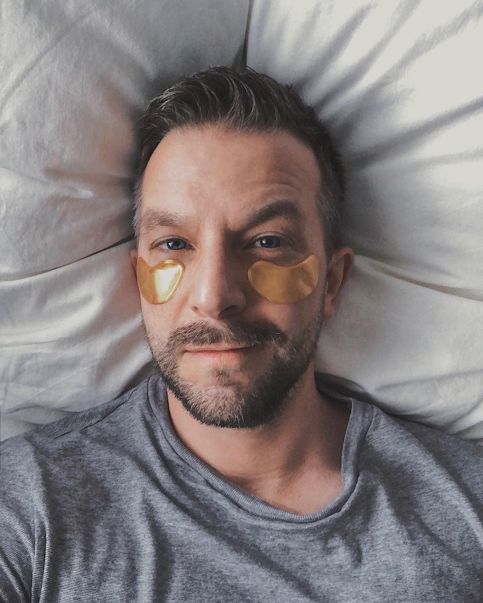 There is always time for under eye patches. 
Via <a href="/howdantastic/">howdantastic</a>

#eyepatches #skincare