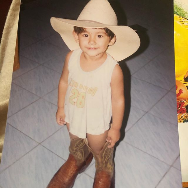 SattabutDrake's tweet photo. A little Drake wearing his father's hat and boots.

@Drake_Laedeke 
@DrakeHouse_FC 
@DK_Dukee 

credits to: sladeke (Instagram) https://t.co/DiLanDmbGR