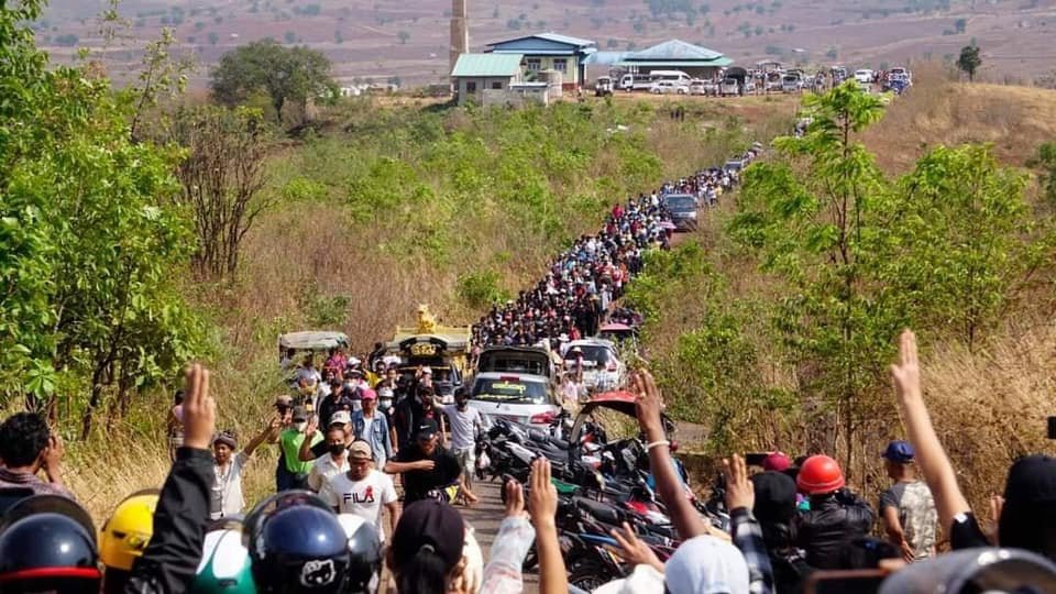 heungburma's tweet photo. Kyaukme, Apr-19
Aung Ko Ko Phyo was shot dead by myanmar army on Apr-17 night.
Thousands of locals attend Aung Ko Ko Phyo's funeral today. Military only released the body only after signing a confession that the victim had been stabbed to death by other. #WhatsHappeninginMyanmar https://t.co/bAU6yaf8OO