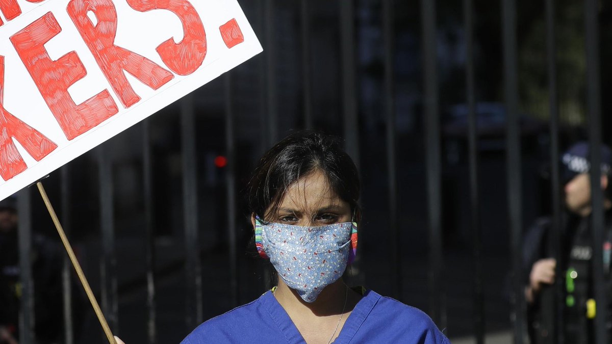 I chose a Sunday morning to protest.Spring was in full bloom, with lots of birds tweeting.Meanwhile, the hospital just across Westminster Bridge was heaving with coronavirus patients.I was scared that I would be arrested, so I’d written phone numbers on my arm just in case